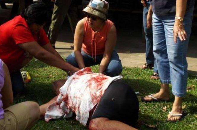 在澳洲千万别惹袋鼠，一男子和狗惹怒袋鼠被狂揍