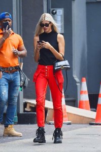 ​超模Devon Windsor 身穿红裤佩搭无袖黑色上衣