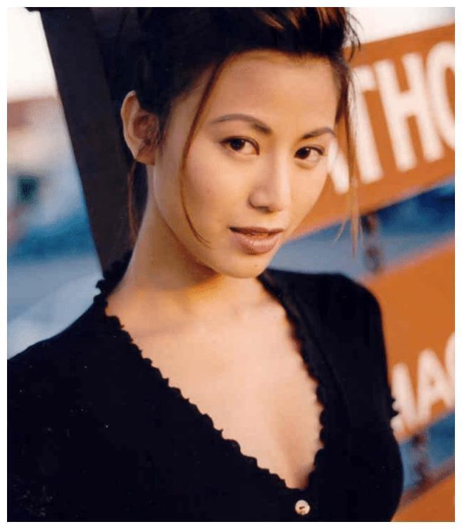 因“风尘女子”一角进入港圈,后被曝出是个百合,今50岁无人搭理