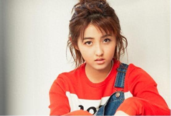 年幼成名的张子枫,惊人家庭的背景大揭秘