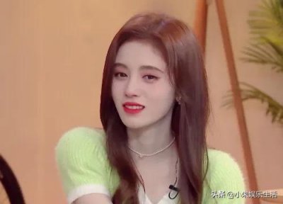 ​鞠婧祎上综艺多不自在？想笑却不敢笑，捂脸也尽量避开五官！