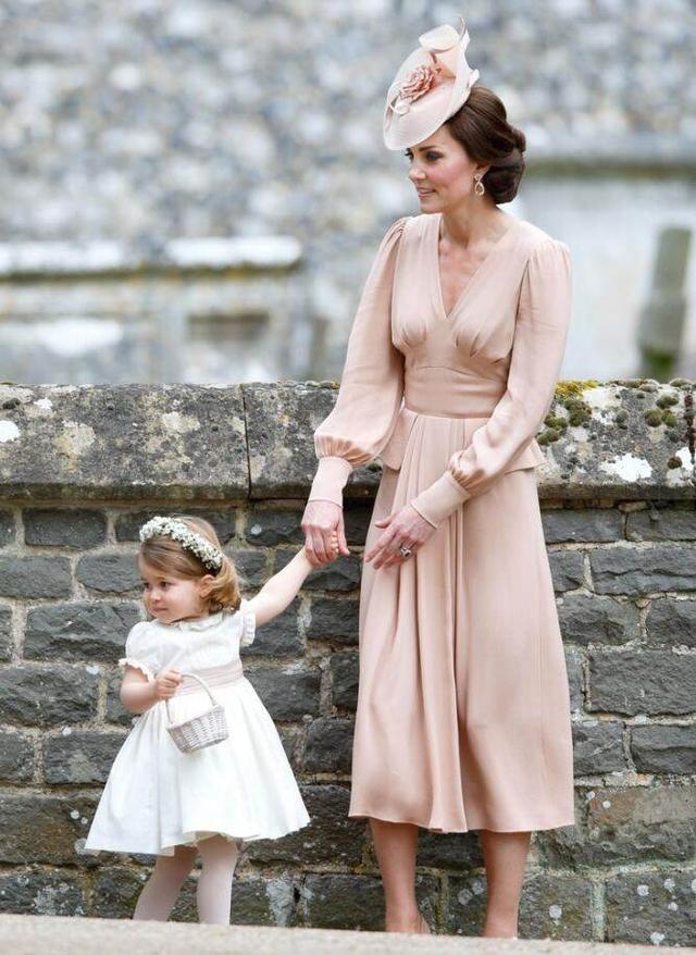 看完伊万卡的女儿, 再看看凯特王妃的女儿, 你觉得哪个更可爱?