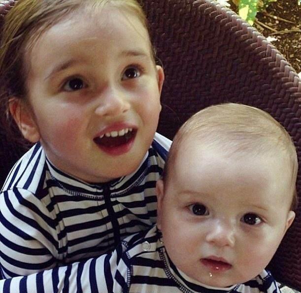 看完伊万卡的女儿, 再看看凯特王妃的女儿, 你觉得哪个更可爱?