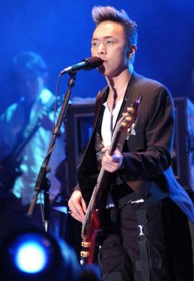 53岁的黄家强,他从未放弃过音乐,大儿子神似黄家驹