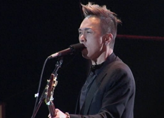 53岁的黄家强,他从未放弃过音乐,大儿子神似黄家驹