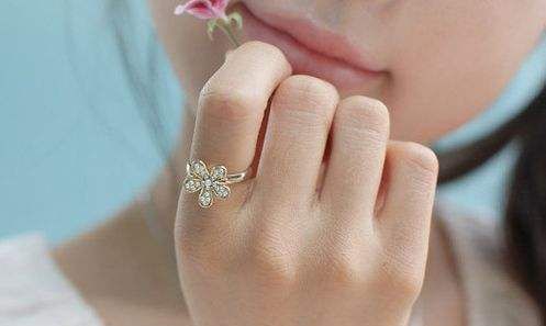 女结婚戒指戴左手还是右手,女士结婚戒指戴哪个手指