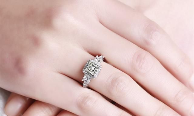 女士结婚戒指戴哪个手指