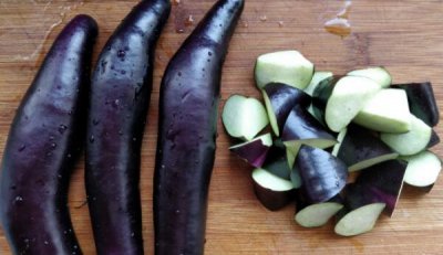 ​茄子切启籽发乌能吃吗，老茄子才有籽（吃了防治高血压）