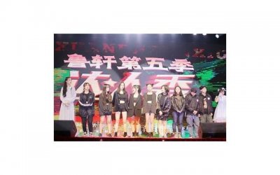 ​一个女生看到你慌乱的躲开