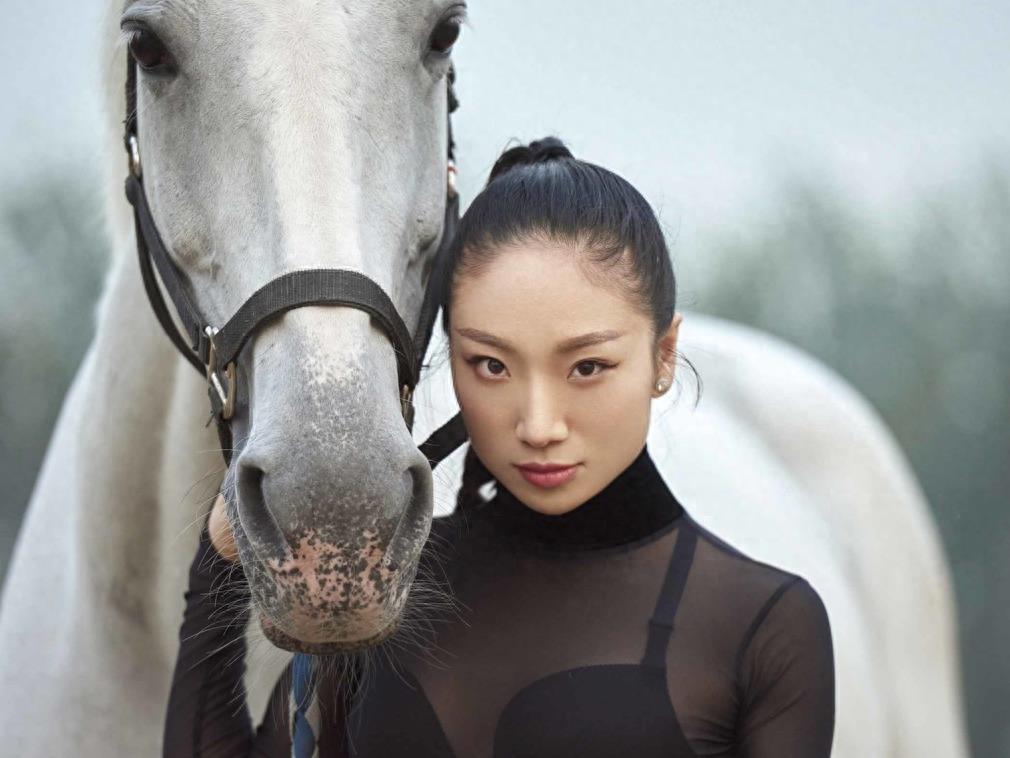 中国柔术女王马背上大秀一字马 高难度柔术动作引网友称赞