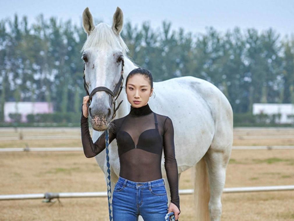 中国柔术女王马背上大秀一字马 高难度柔术动作引网友称赞