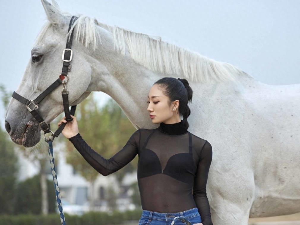 中国柔术女王马背上大秀一字马 高难度柔术动作引网友称赞