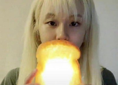 ​王宝强女友手戴戒指（王宝强与女友开两百万豪车出街）