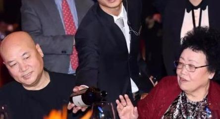 “唐僧”迟重瑞与女首富陈丽华近照,三个孩子都不是亲生