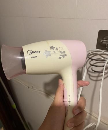 吹风机有烧焦的味道还能用吗