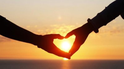 ​谈恋爱应该让父母知道吗，年轻人谈恋爱该不该让父母知道