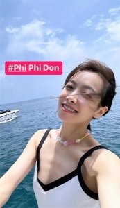 ​宋茜又美出国了，身穿白色比基尼开心吃瓜，打扮清爽又时髦