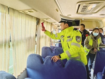 ​兰州公安交警开展开学前校车安全大检查
