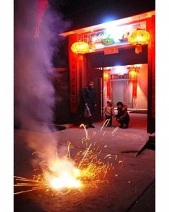 ​过年为何要禁止居民放鞭炮？