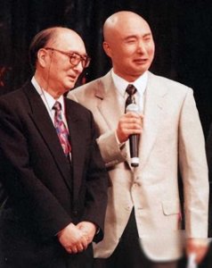 ​陈佩斯携子祭拜，陈大愚举动获赞！与冯巩对比鲜明