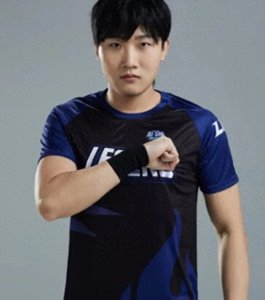 ​太卑微了！退役选手小伞户外偶遇Faker频频鞠躬，求合影被婉拒