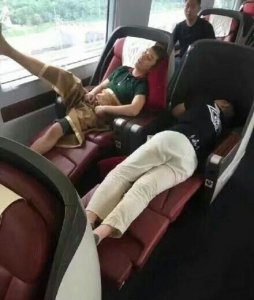 ​Bigbang胜利跟房祖名学坏？夜店泡辣妹坐高铁脱袜脚搭窗拆座位-bigbang