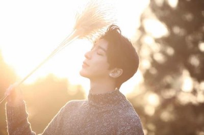 ​沈煜伦微博晒亲笔字帖 网友：人如其字内外兼修