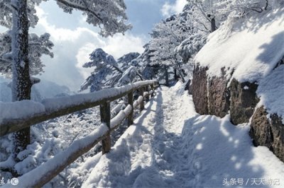 ​华山栈道“护路人”绝壁扫雪走红，网友齐为他点赞，只为游客平安