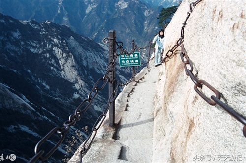 华山栈道“护路人”绝壁扫雪走红,网友齐为他点赞,只为游客平安