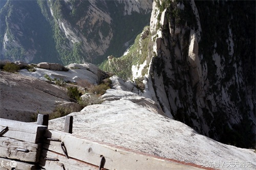 华山栈道“护路人”绝壁扫雪走红,网友齐为他点赞,只为游客平安